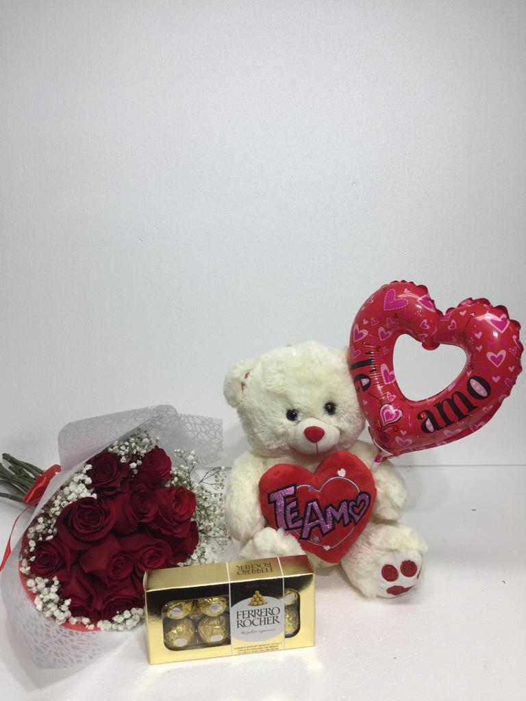 Ramo 12 Rosas ms Peluche con corazn de 30cm, Bombones Ferrero Rocher 100 Grs y Globito